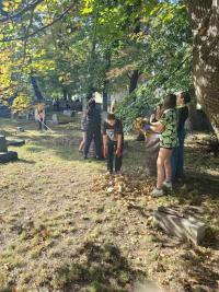 Uczniowie i nauczyciele z Zespołu Szkół uporządkowali żydowski cmentarz w mieście [FOTO]